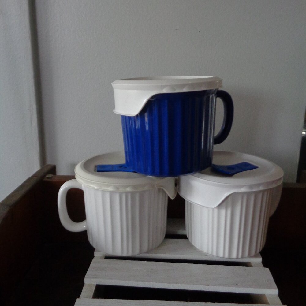 3 CORNING  20 OZ MEAL MUGS WITH VENTING LIDS
